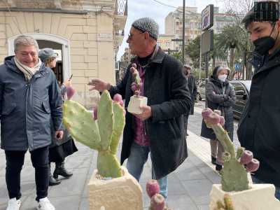 Cos� Gianpiero si alza subito dalla sedia per prendere un�opera e mostrarla al cliente, mentre gli spiega di che materiale � fatta,   cogliendo anche l�occasione per raccontargli qualcosa della sua vita. In cambio riceve dall�avventore 20 euro
